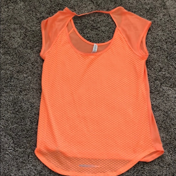Underarmor workout top - Picture 2 of 3